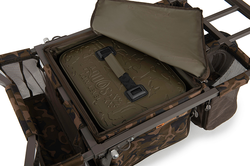 ctr019_fox_transporter_barrow_central_bag_with_aquos_luggage_detailjpg