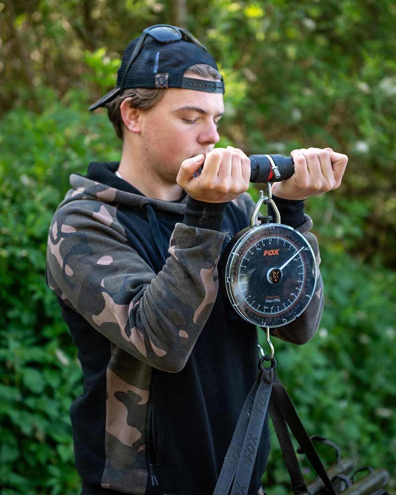 ccc067_fox_carpmaster_hd_weigh_bar_in_use_1jpg