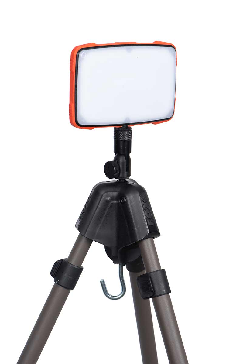 ccc069_fox_carpmaster_tripod_with_photography_lightjpg