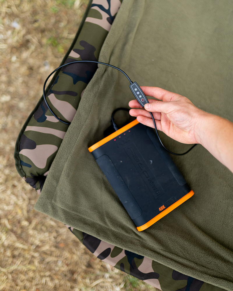 csb085_fox_halo_heated_blanket_in_use_6jpg