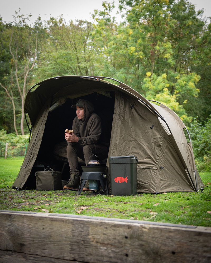cum396_fox_eos_mark_2_1_person_bivvy_in_use_2jpg