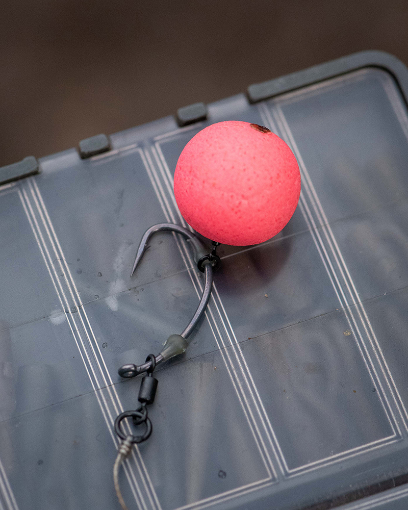 chk277-281_fox_carp_hook_curve_medium_in_use_4jpg