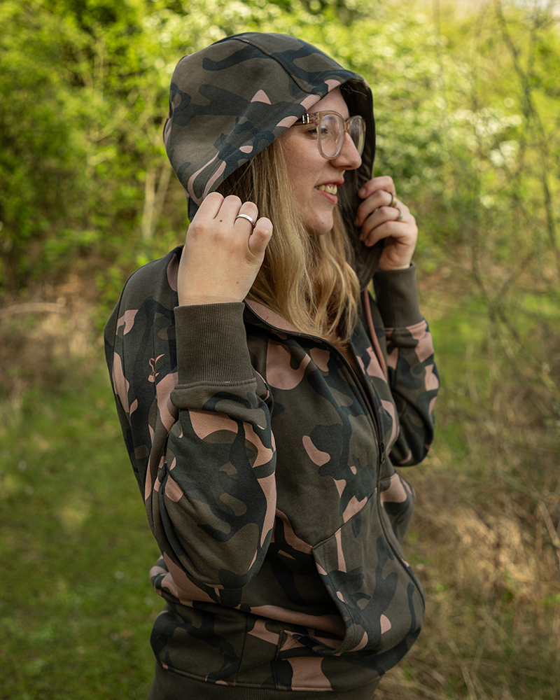 cwc037-040_fox_womens_camo_zipped_hoodie_in_use_11jpg