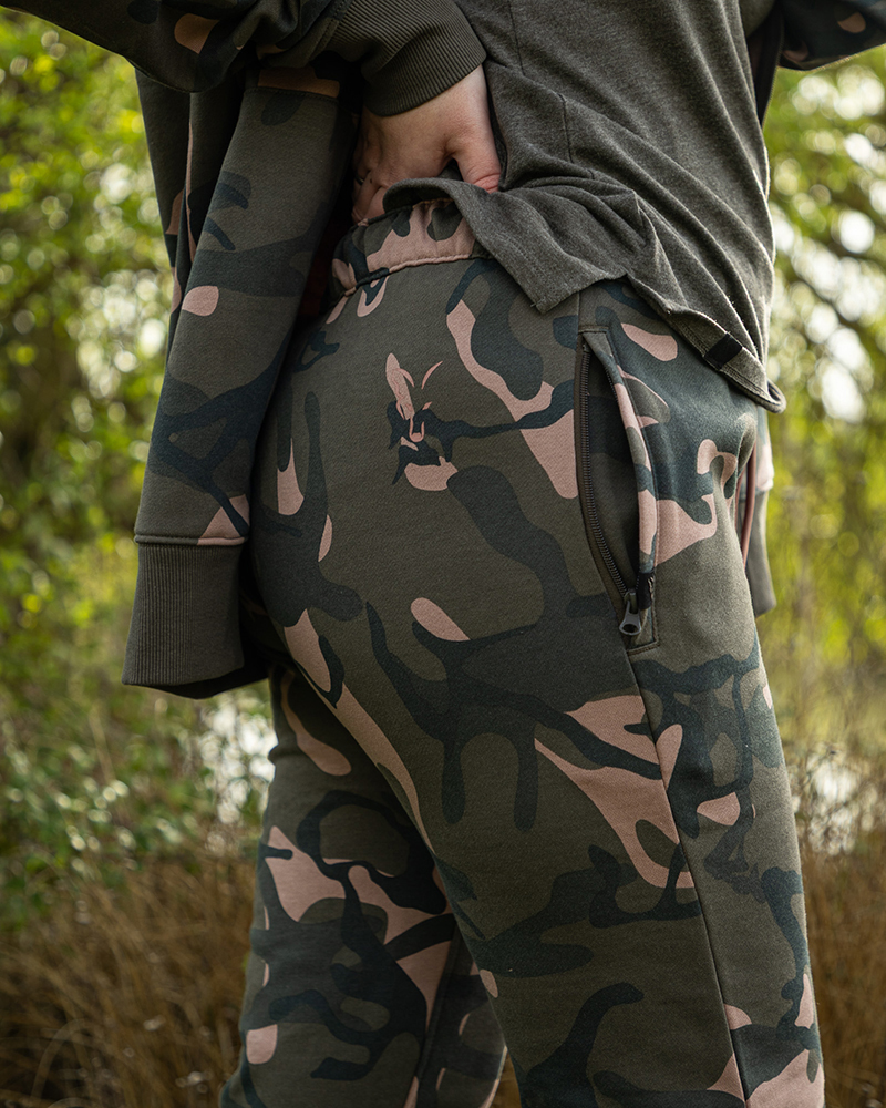 cwc041-044_fox_womens_camo_jogger_in_use_6jpg