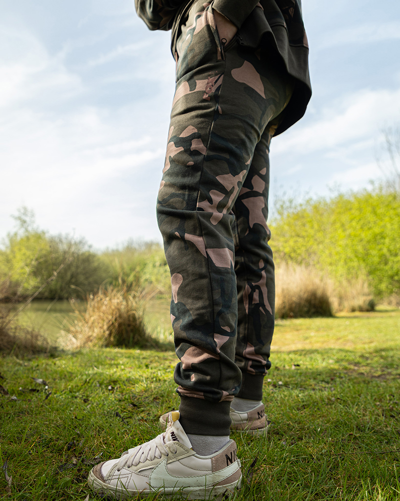 cwc041-044_fox_womens_camo_jogger_in_use_8jpg