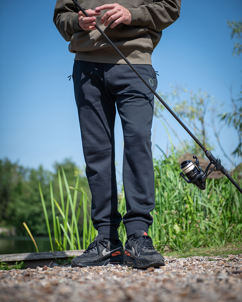 ccl378-383_fox_collection_black_joggers_in_use-3jpg