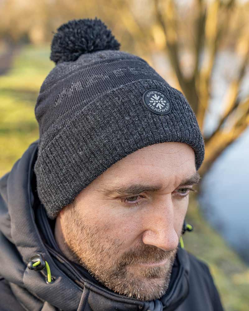 ghh011_grey-sherpa-bobble-hat_in-use-3jpg