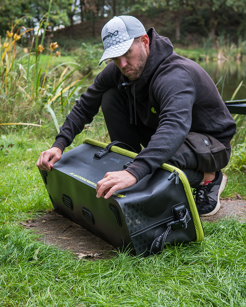 glu185_xl-accessories-eva-storage-bag_in-use-19jpg