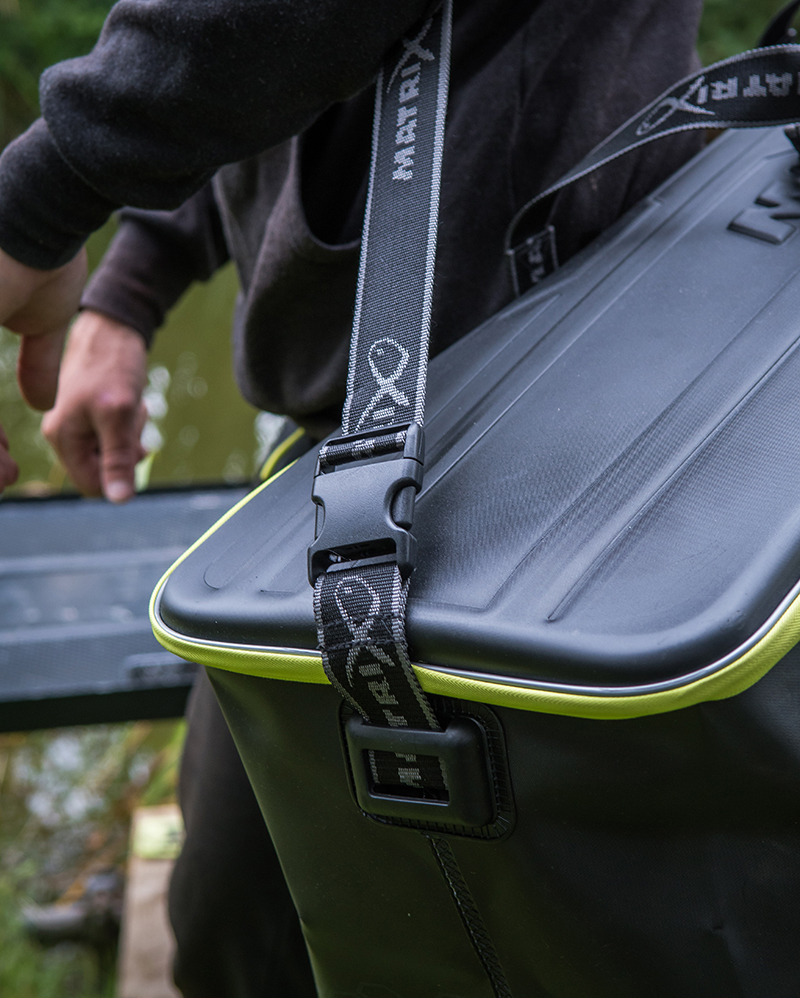 glu185_xl-accessories-eva-storage-bag_in-use-21jpg