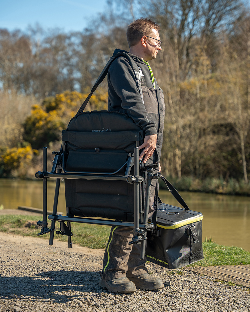 gbc006_s25-pro-accessory-chair_in-use-1jpg