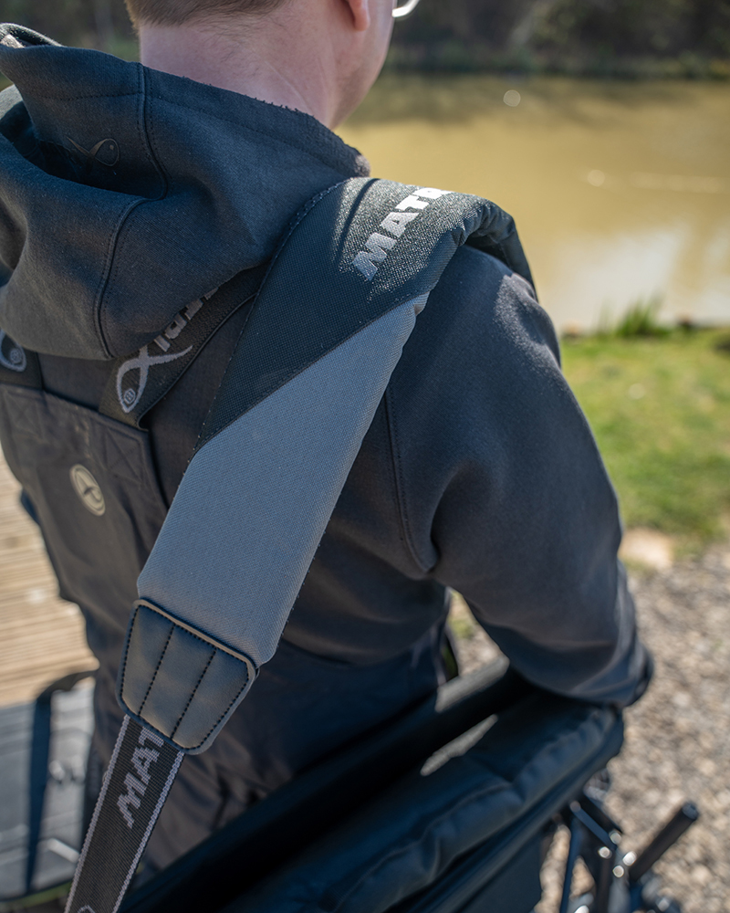 gbc006_s25-pro-accessory-chair_in-use-4jpg