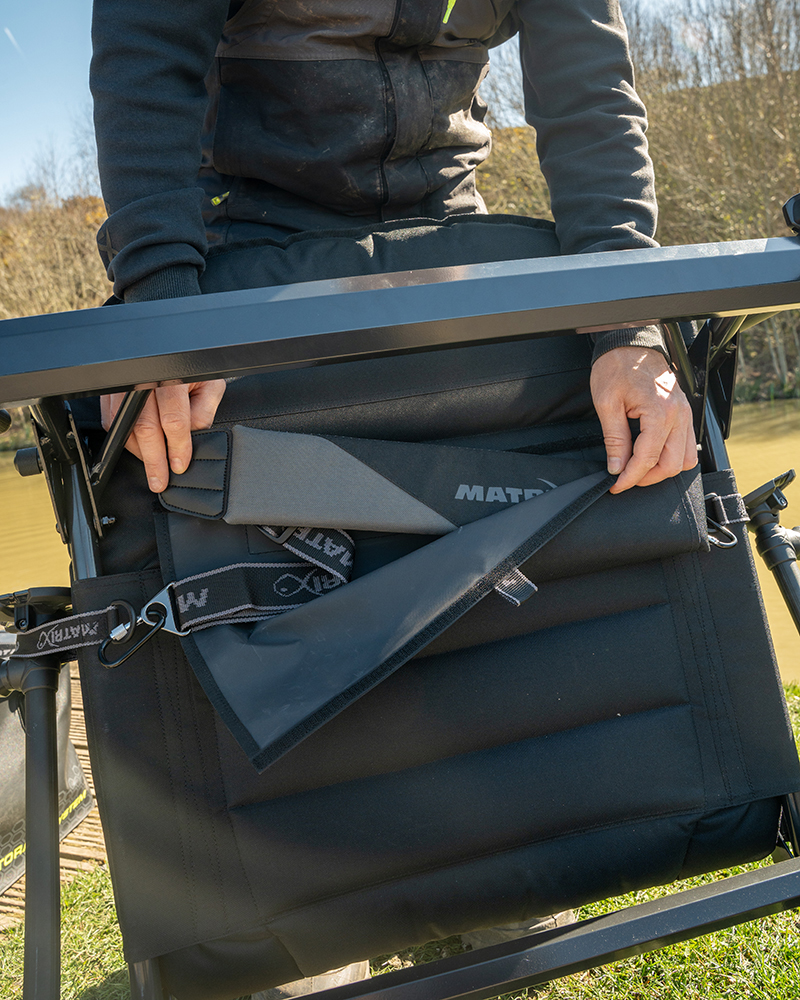 gbc006_s25-pro-accessory-chair_in-use-5jpg