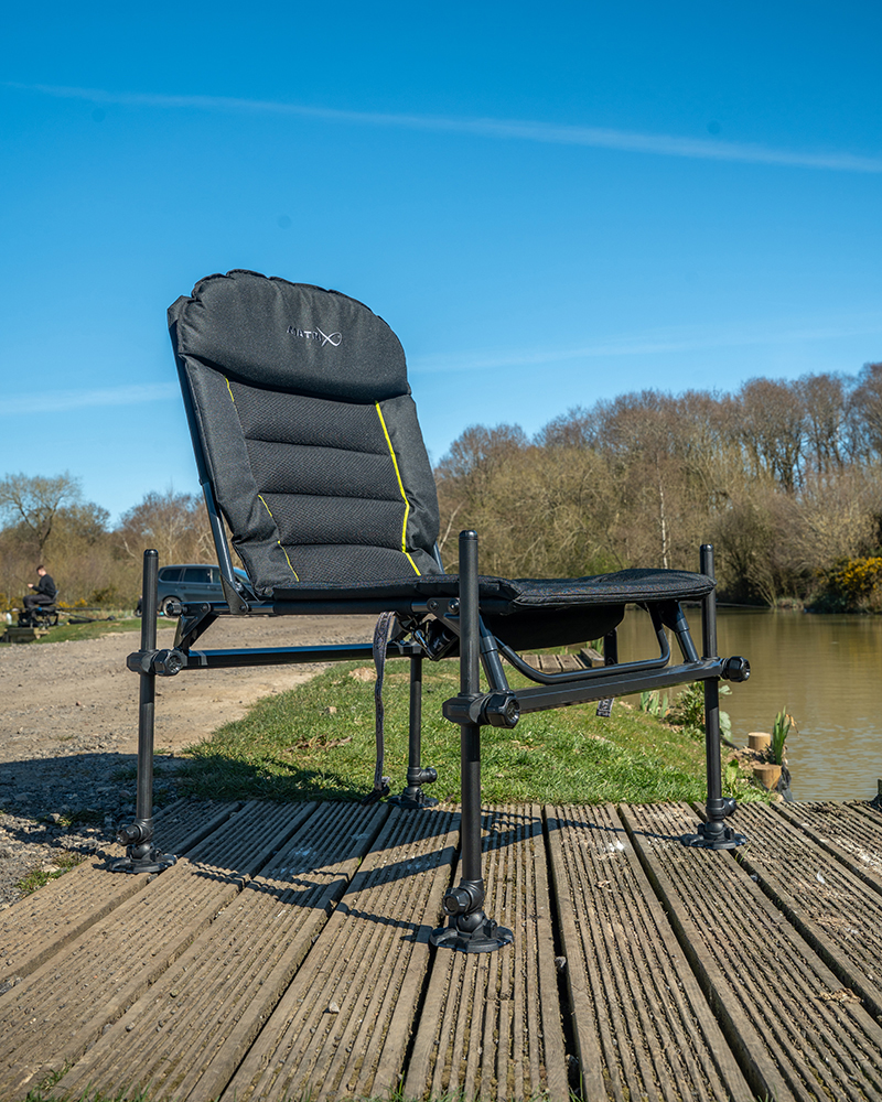 gbc006_s25-pro-accessory-chair_in-use-10jpg