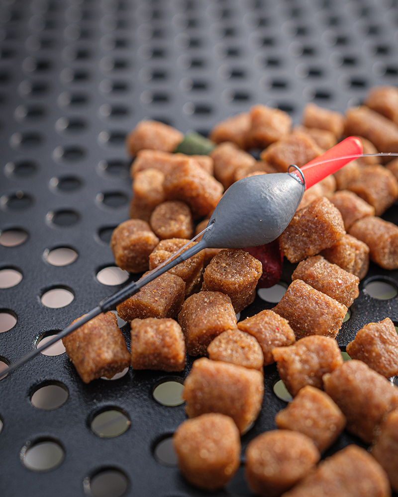 gft104-107_carp-shallow-carbon-pole-float_in-use-5jpg