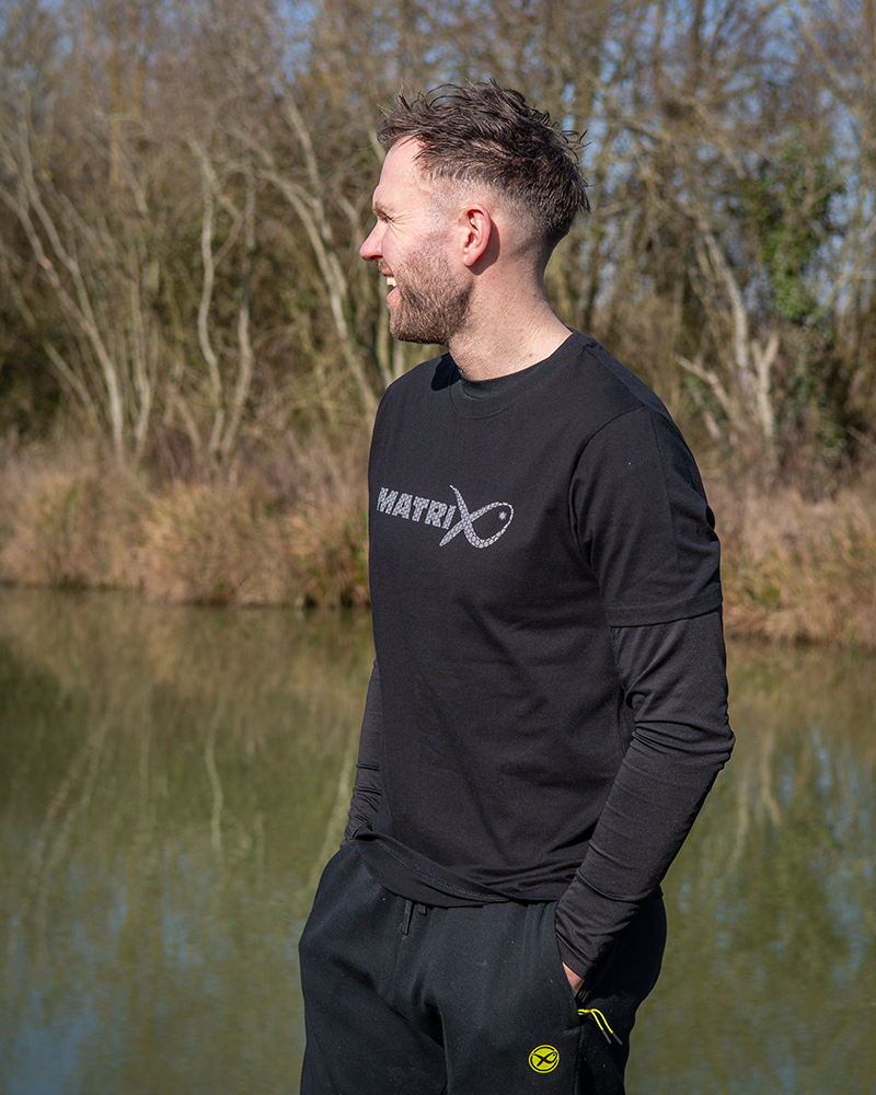 gpr481-486_large-fade-tshirt-black-grey_in-use-1jpg