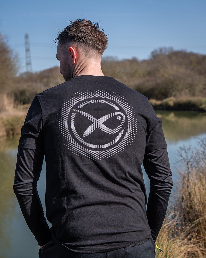 gpr481-486_large-fade-tshirt-black-grey_in-use-9jpg