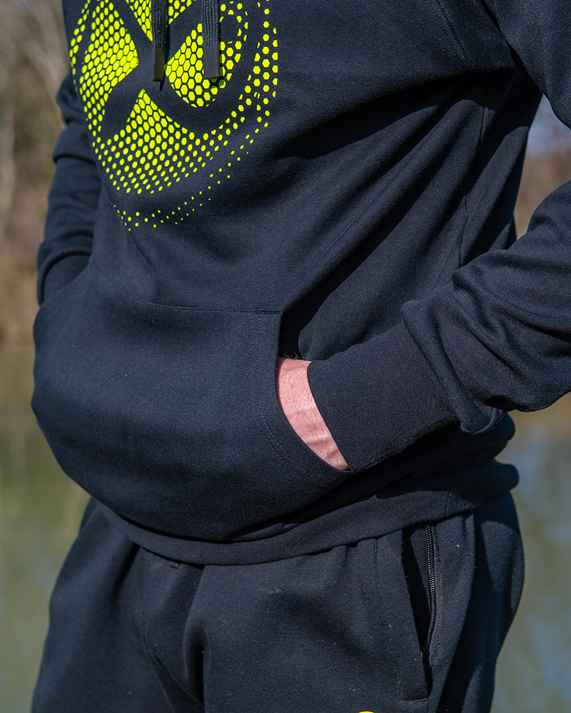 gpr493-498_large-fade-hoody-black-lime_in-use-6jpg