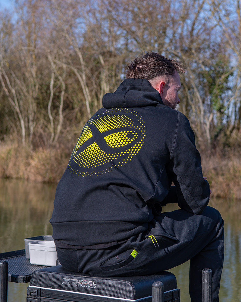 gpr493-498_large-fade-hoody-black-lime_in-use-13jpg