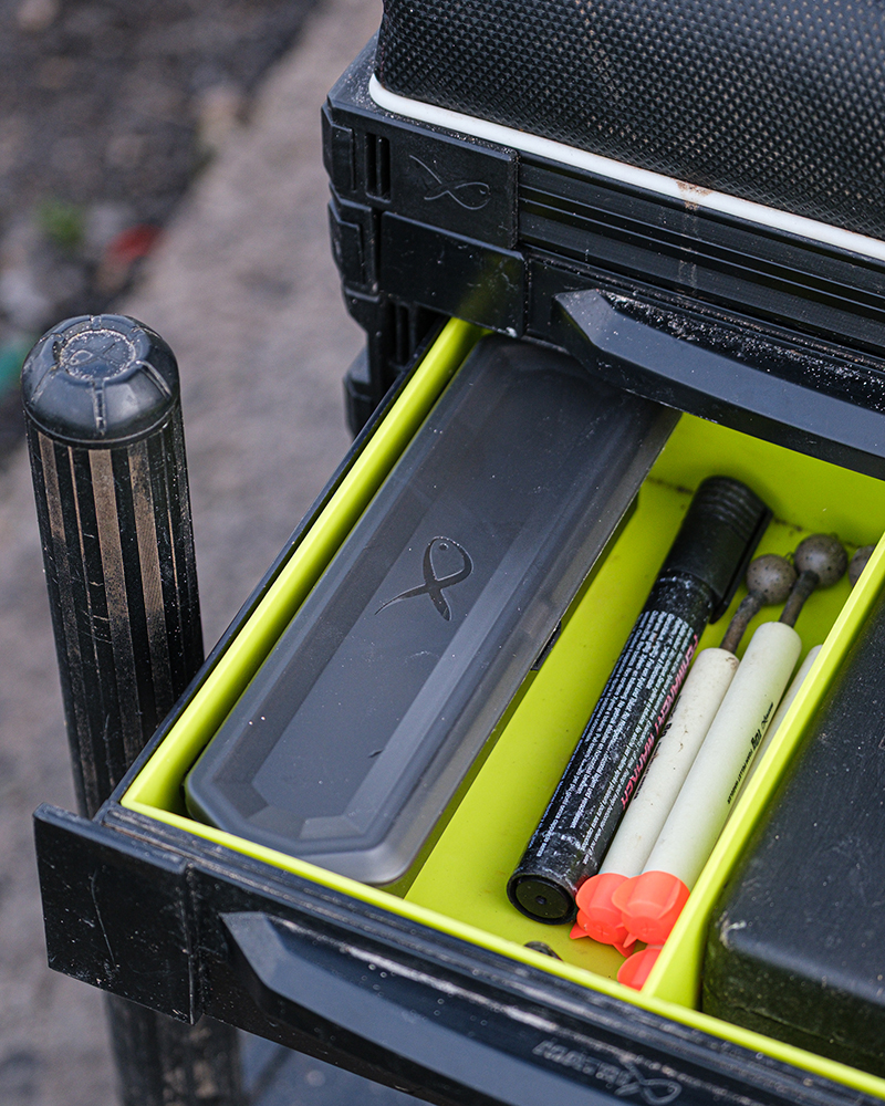 gbx015_slim-accessory-box_in-use-1jpg