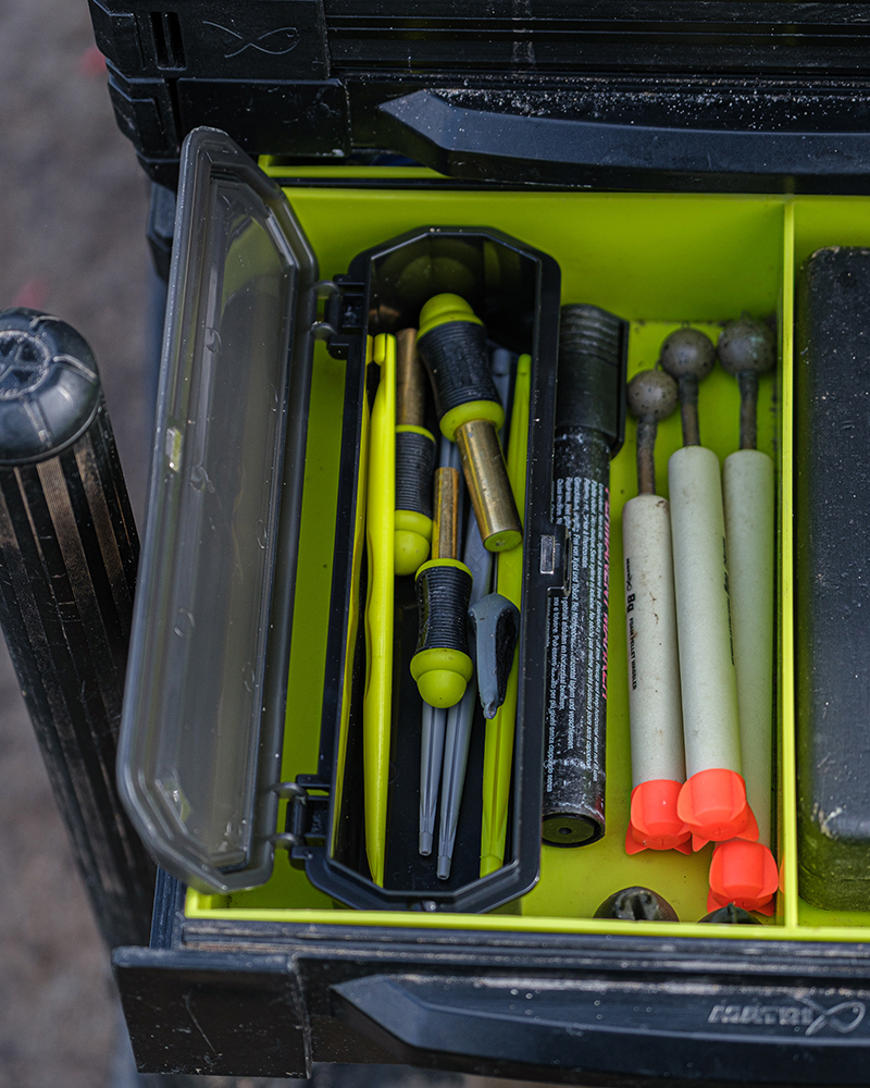 gbx015_slim-accessory-box_in-use-4jpg