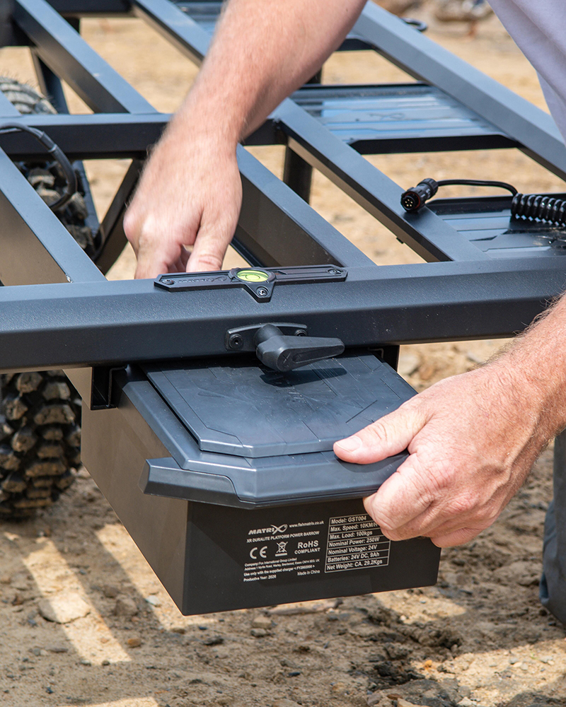 gst004_xrduraliteplatformpowerbarrow-05_inusejpg