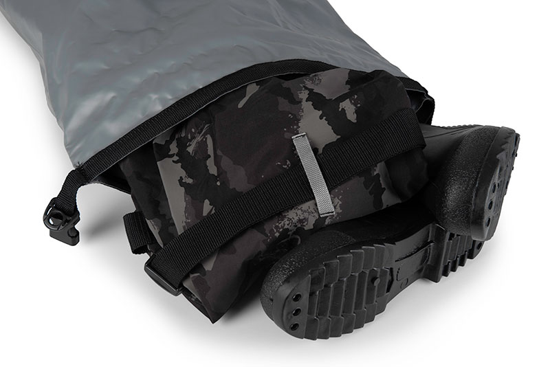 nlu106_rage_voyager_dry_bag_30l_in_usejpg