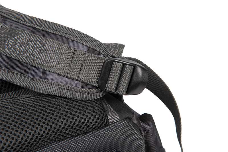 nlu153_rage_camo_voyager_rucksack_padded_adjustable_strap_4jpg