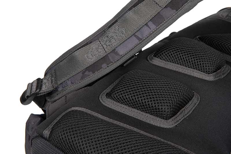 nlu153_rage_camo_voyager_rucksack_paddingjpg