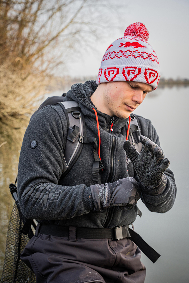 npr694-696_camogloves-004_inusejpg
