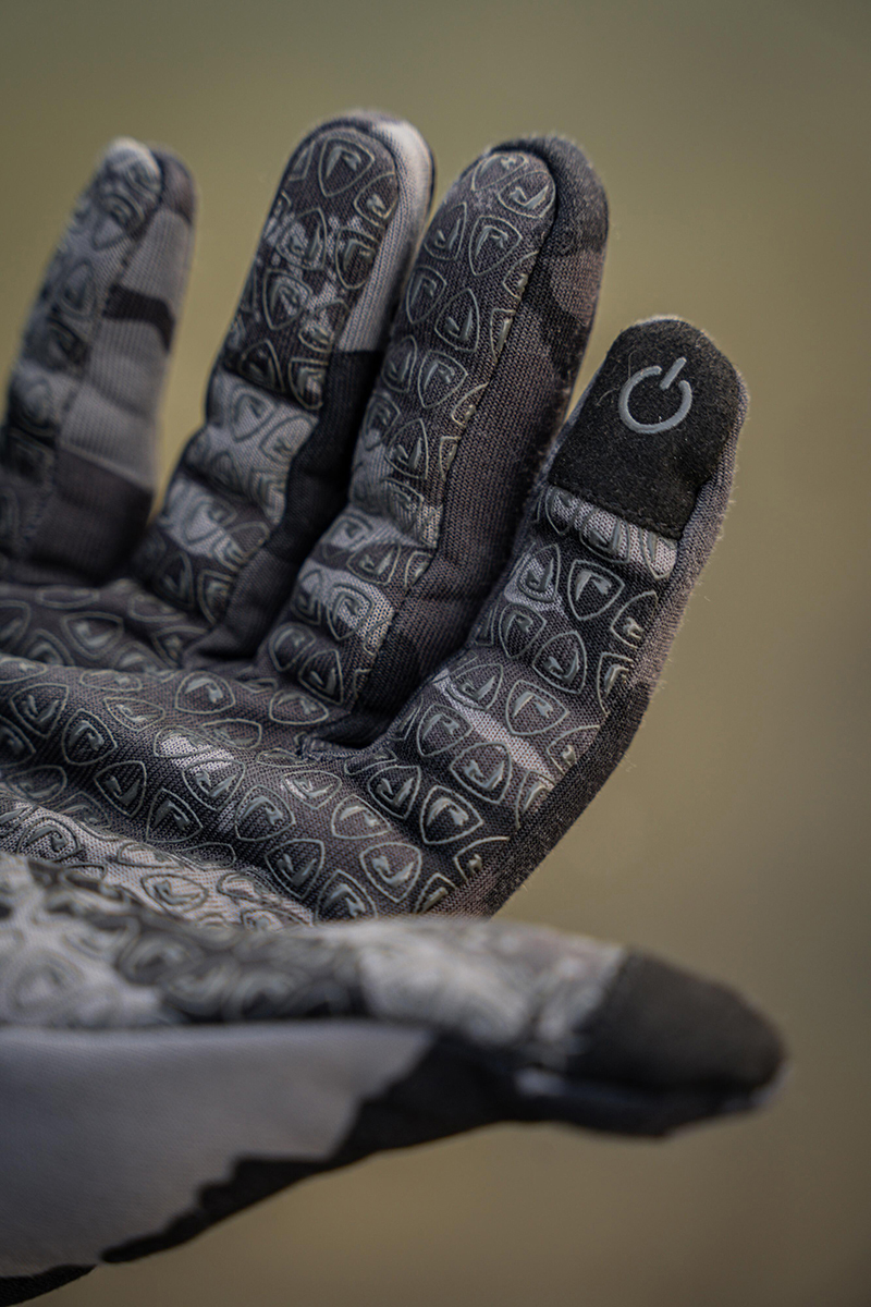 npr694-696_camogloves-003_inusejpg
