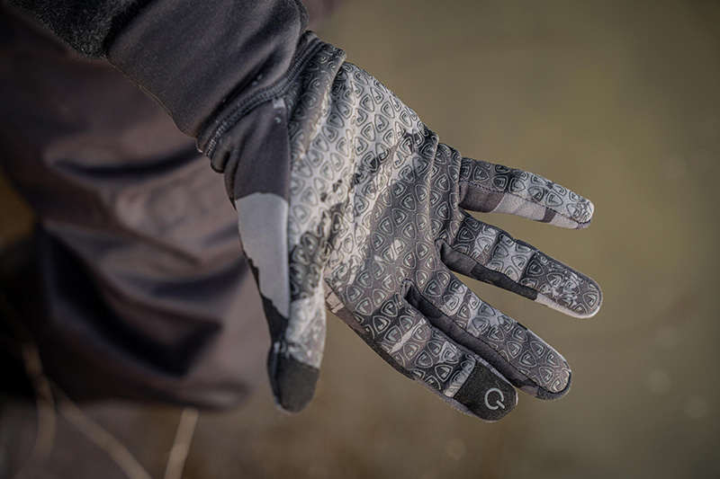 npr694-696_camogloves-008_inusejpg