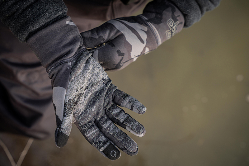 npr694-696_camogloves-002_lifestylejpg