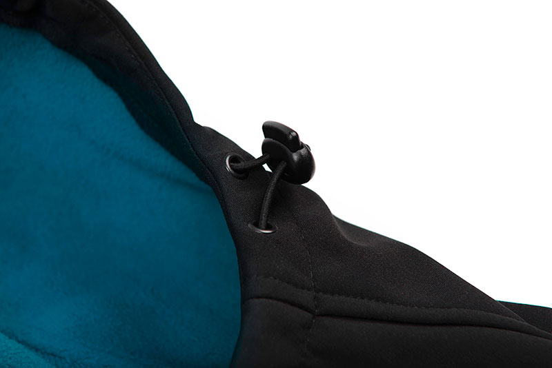 qpr027_032_salmo_soft_shell_jacket_hood_toggle_detailjpg